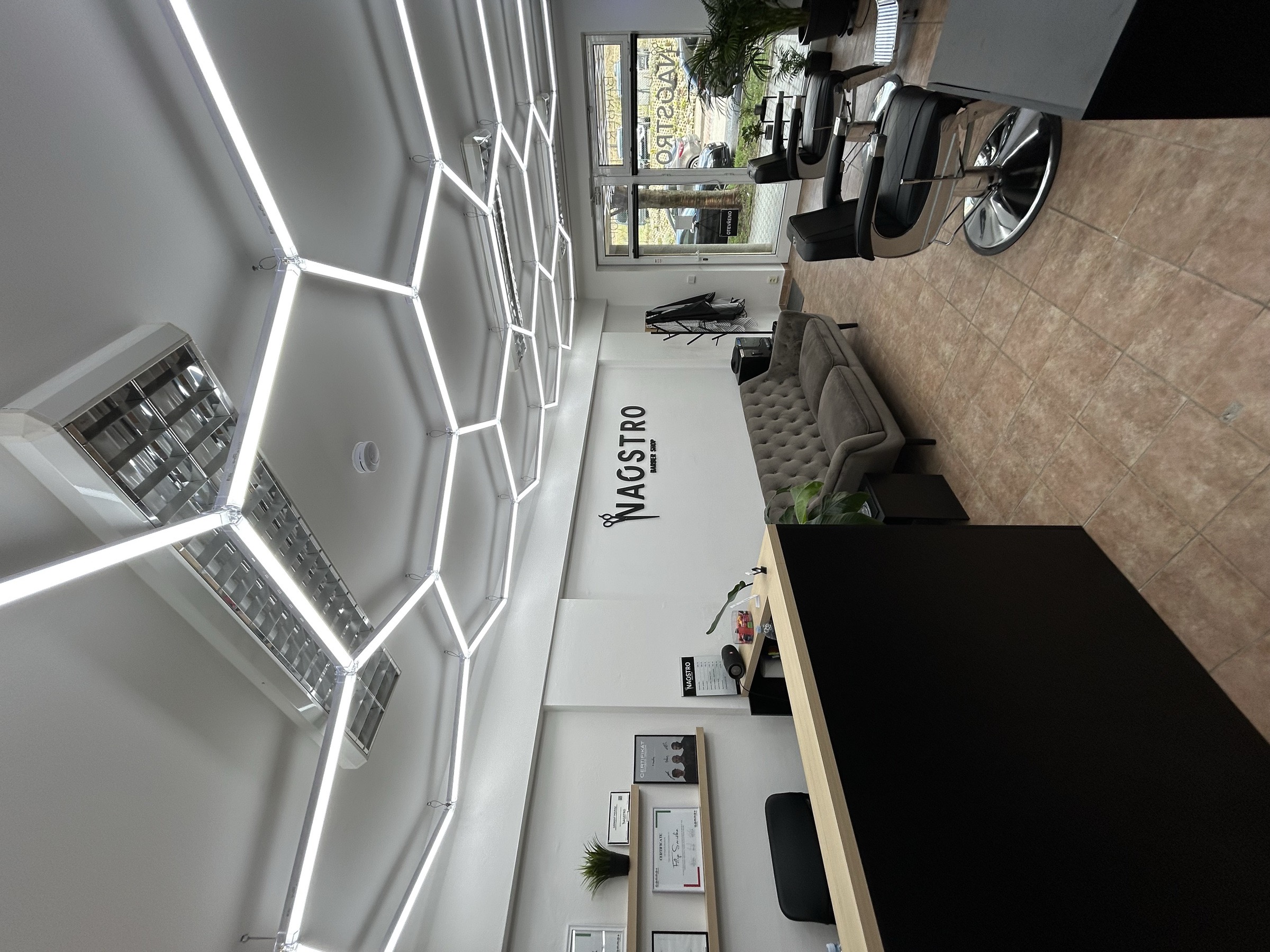 NaOstro Barbershop — hexagonální LED zeď